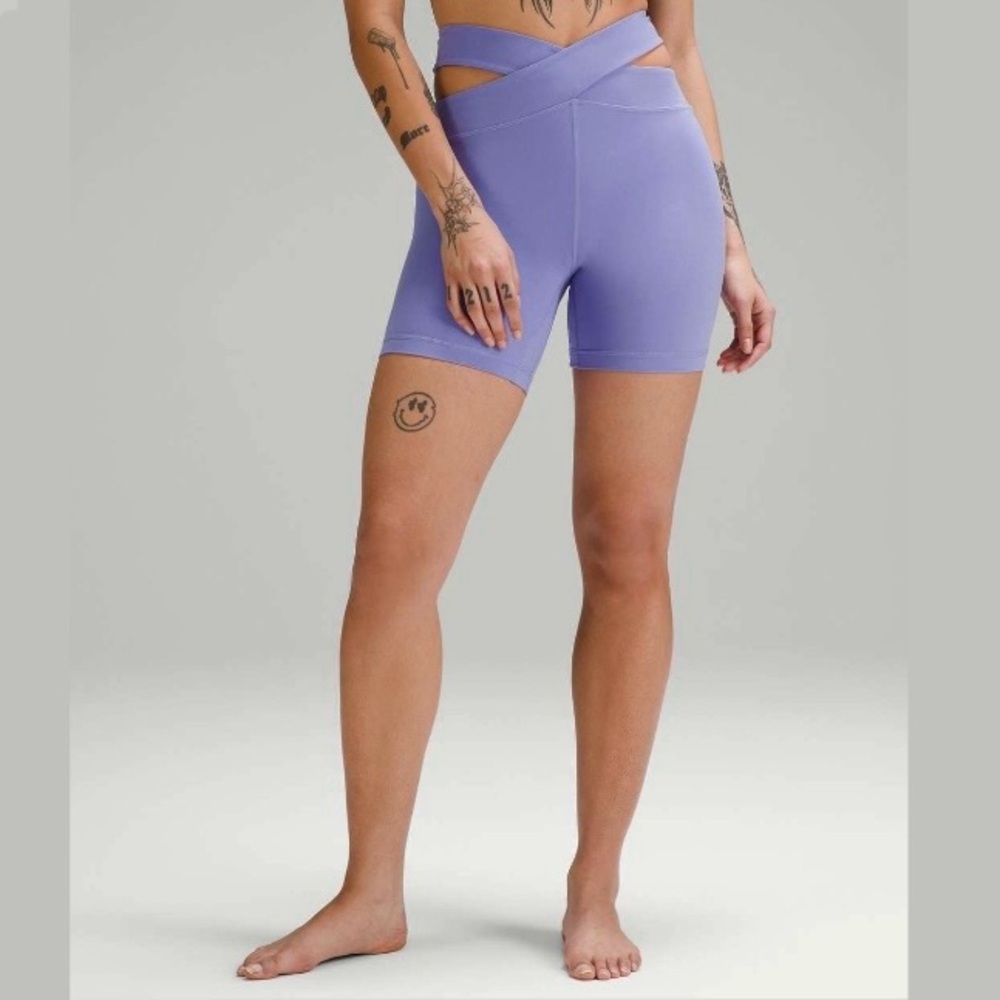 Lululemon Align Cut-Out high-rise shorts 6’’. 💜